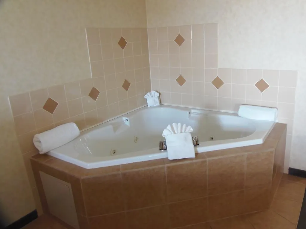 אדמונטון Rosslyn Inn & Suites קנדה