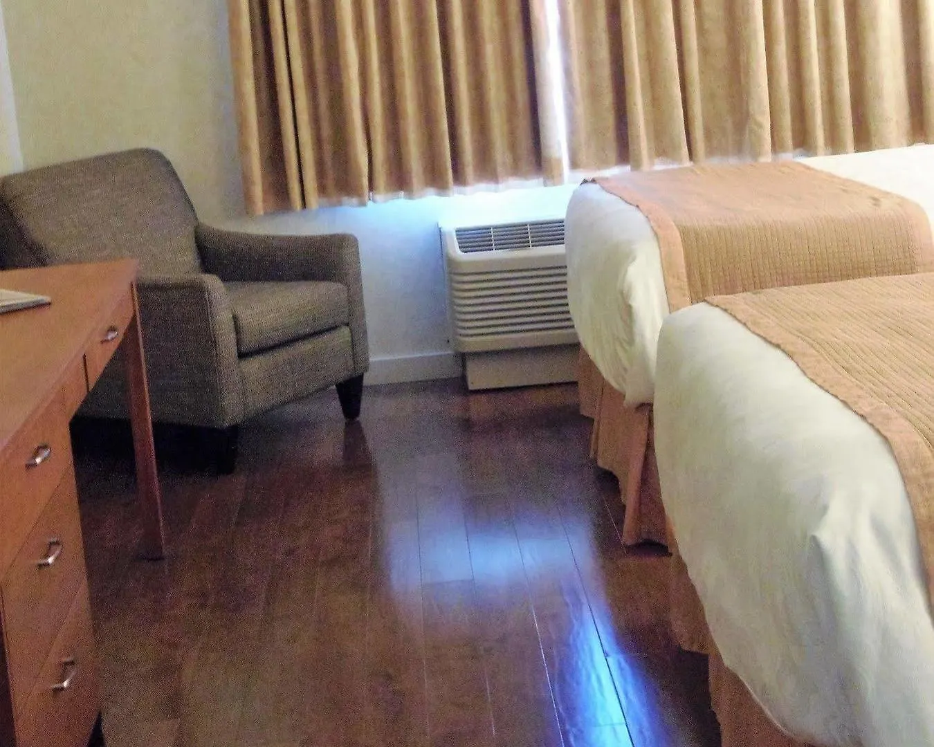 Hotel Rosslyn Inn & Suites Edmonton